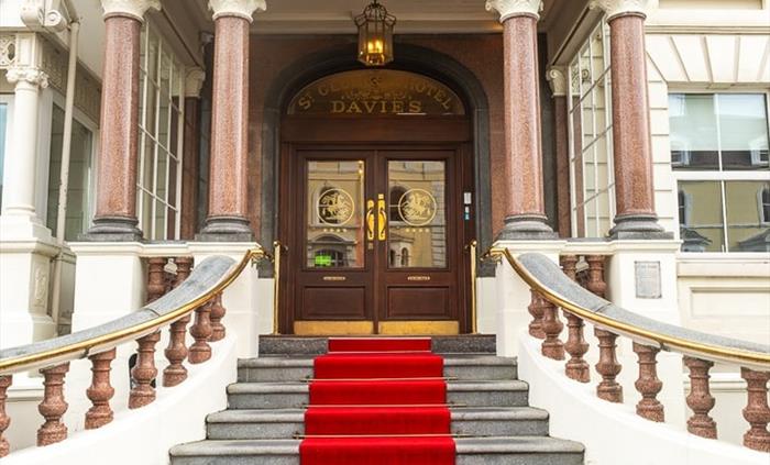 Entrance to St George's Hotel